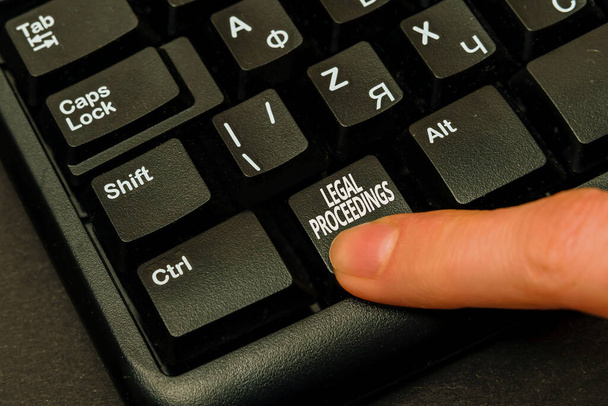 Schild mit der Aufschrift "Rechtsverfahren". Geschäftsidee Verfahren in einem Gericht eingeführt, um Nutzen zu erwerben Hände Zeigen Drücken Computer-Tastatur-Tasten Schreibmaschine Neue Ideen. - Foto, Bild