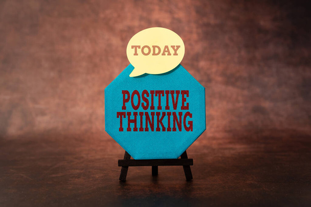 Handschriftliches Positives Denken. Word Geschrieben über geistige Einstellung, in der Sie positive Ergebnisse erwarten, neue helle Ideen zu denken, die Kreativität und Inspiration erneuern - Foto, Bild