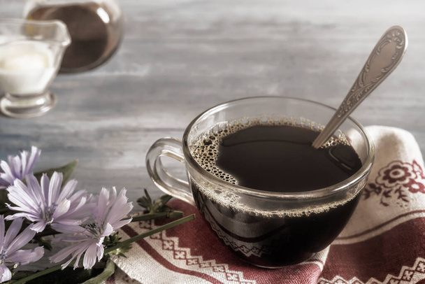 Альтернативой кофе является горячий напиток из цикория . - Фото, изображение