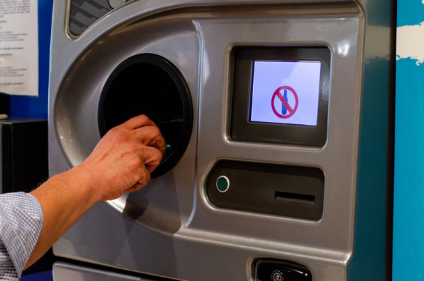 Una máquina expendedora inversa es un dispositivo que acepta contenedores de bebidas usados (vacíos) y devuelve dinero al usuario.. - Foto, imagen