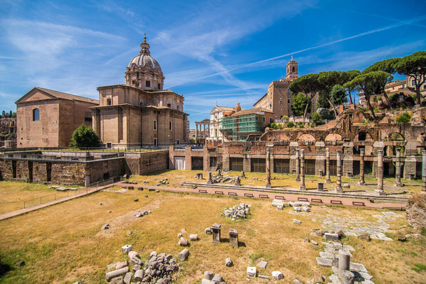 Ρώμη, Ιταλία - Ιούνιος 2021: Οι τουρίστες περπατούν κατά μήκος της οδού Via dei Fori Imperiali στη Ρώμη, Ιταλία. Via dei Fori Imperiali connect Colosseum και πλατεία Piazza Venezia. - Φωτογραφία, εικόνα
