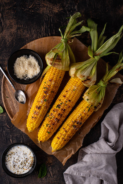 Grilled corn cobs with parmesan cheese - 写真・画像