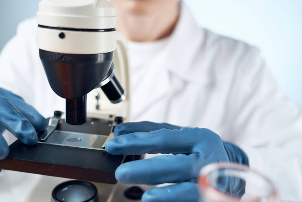 laboratorio femminile assistente soluzione chimica microscopio ricerca biotecnologia - Foto, immagini