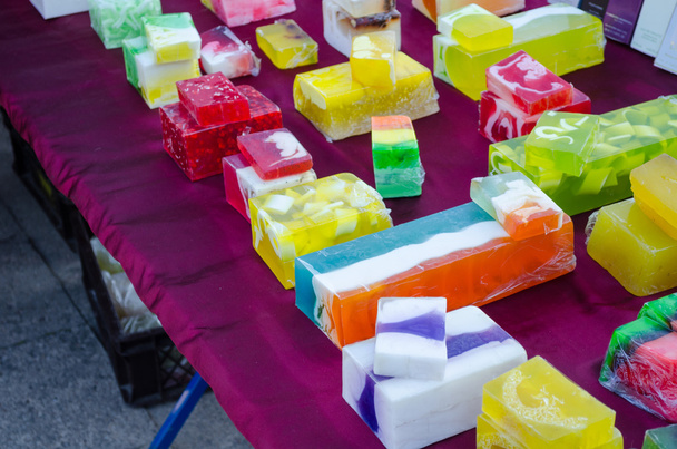 barevné mýdlo s lékařské byliny prodávané na trhu  - Fotografie, Obrázek