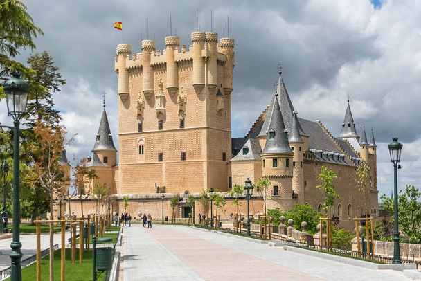 Segovia / Španělsko - 05 13 2021: Úžasný pohled zepředu na ikonický středověký palác španělského zámku Alcazar ze Segovie - Fotografie, Obrázek