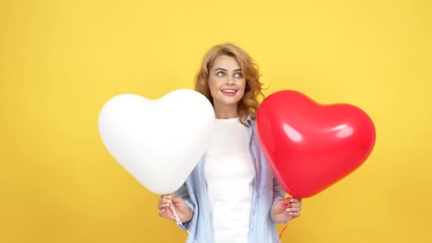 happy woman with heart love party balloons advertising valentines day shopping sale, discount - Footage, Video