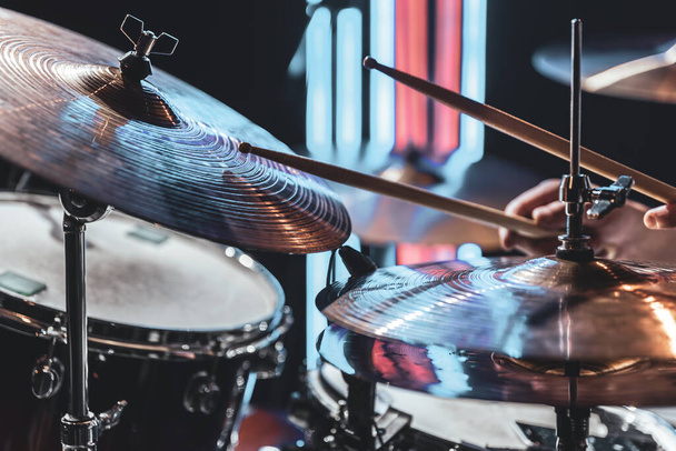 Close-up van drum bekkens als de drummer speelt met mooie verlichting op een wazige achtergrond. - Foto, afbeelding