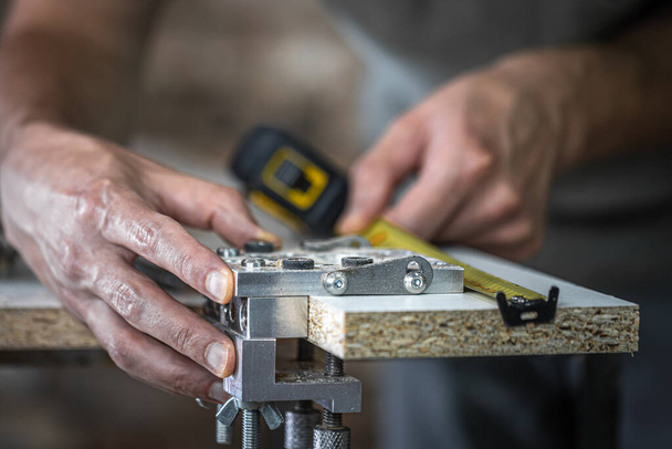 Плотник в процессе, профессиональный инструмент для точного сверления древесины. - Фото, изображение