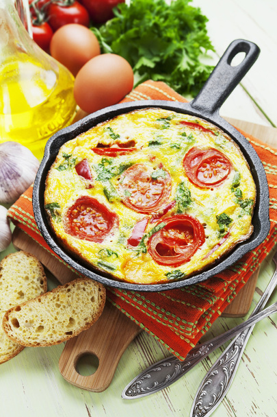 omlett, sajttal és zöldséggel. Frittata  - Fotó, kép