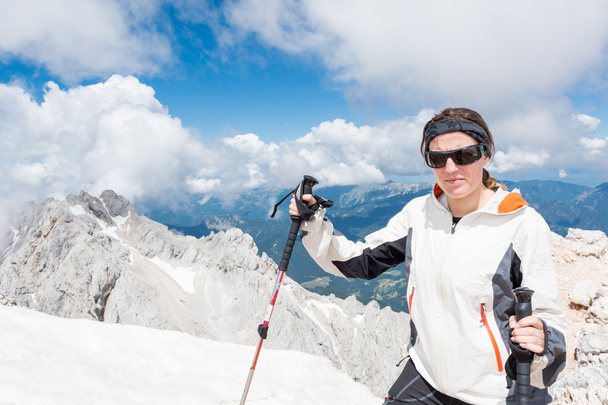 Mujer joven ascendiendo una montaña
 - Foto, Imagen