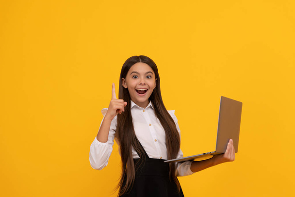 χαρούμενο παιδί στο σχολείο μελέτη στολή για φορητό υπολογιστή εμπνευσμένο από την ιδέα, έμπνευση - Φωτογραφία, εικόνα