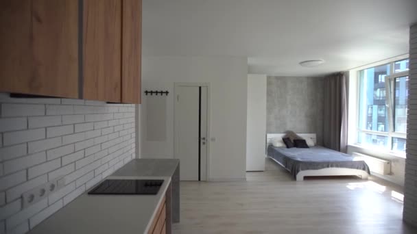 Panorama der modernen kleinen minimalistischen klassischen Luxus weißen und grauen Küche Interieur. - Filmmaterial, Video