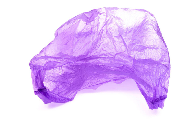 白い背景の上に隔離されたハンドルを持つ透明な紫色のプラスチックバッグ - 写真・画像