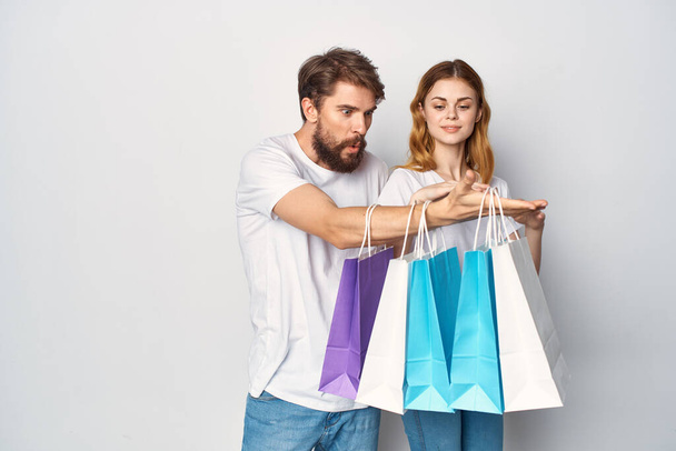 joven pareja con bolsas en mano compras venta divertido - Foto, Imagen