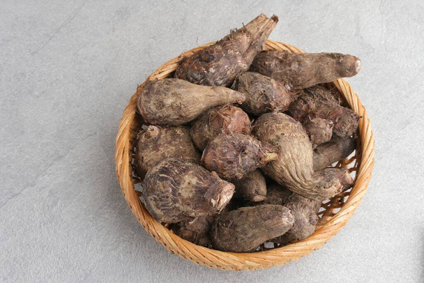 Taro, Talas belitung, kimpul of bentul, zijn zetmeelachtige knollen die gegeten kunnen worden. Gekookt of gestoomd geserveerd. - Foto, afbeelding