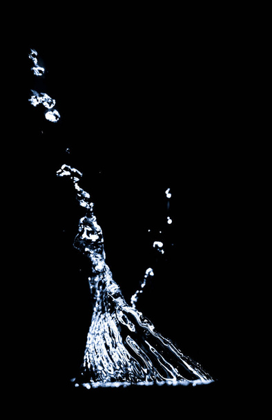Water spetteren op een zwarte achtergrond. Water spat op een zwarte achtergrond. diffuus waterabstract - Foto, afbeelding