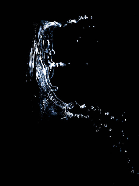 Des éclaboussures d'eau sur fond noir. Des éclaboussures d'eau sur fond noir. eau diffuse abstraite - Photo, image