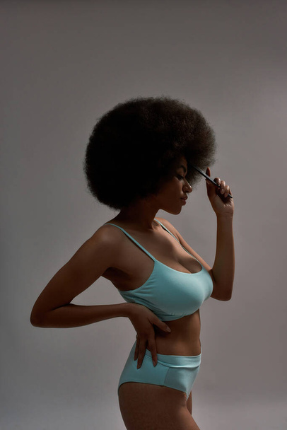 Young african american woman posing aside - Fotoğraf, Görsel