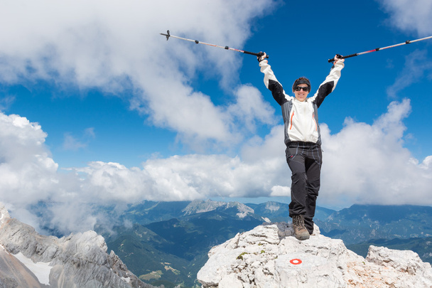 Mulher alpinista celebrando uma ascensão bem sucedida
 - Foto, Imagem