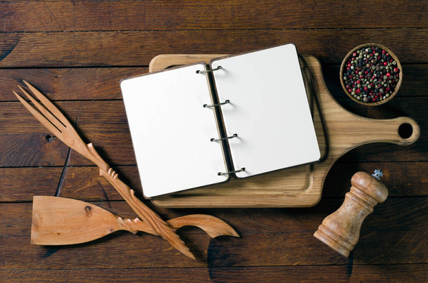 Fa konyhai eszközök és recept notebook a régi fa asztal rusztikus stílusban másolás helyet a szöveget. Felülnézet. - Fotó, kép