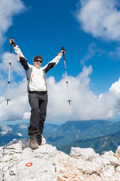 kvinnliga klättrare firar en framgångsrik ascend - Fotografie, Obrázek