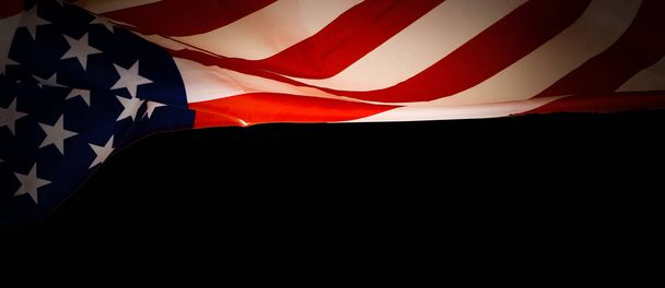 Detailní záběr mávání národní USA americká vlajka na černém pozadí s kopírovacím prostorem pro text. Koncept 4. července nebo Memorial Day. - Fotografie, Obrázek
