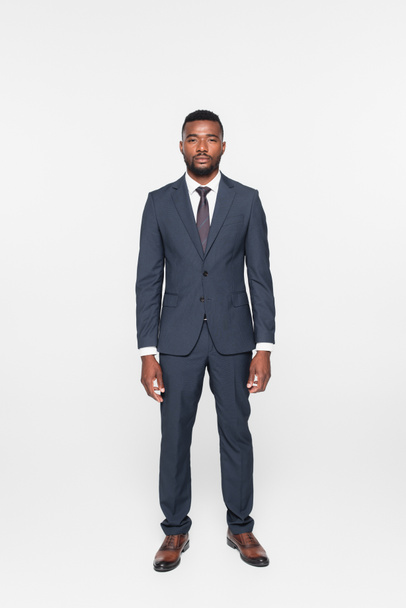 full length of african american businessman in suit isolated on grey - Foto, Imagem