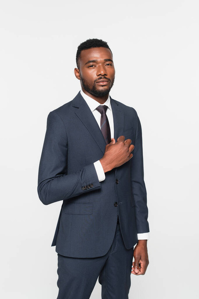 afro-amerikai üzletember öltönyben beállító kabát elszigetelt szürke - Fotó, kép