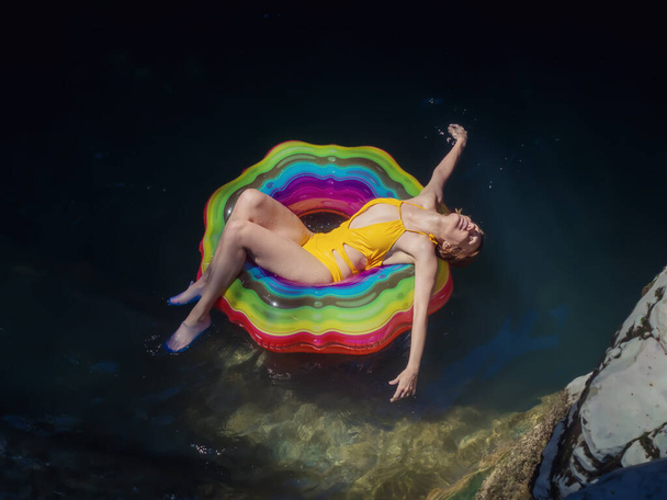 Chica relajante se encuentra en un estanque sombreado de la garganta iluminada por el sol - Foto, imagen