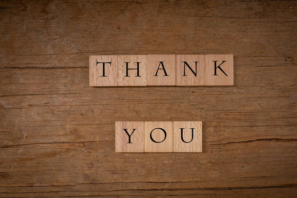 Dankesbotschaft auf Holzklötzen auf rustikalem Tisch - Foto, Bild