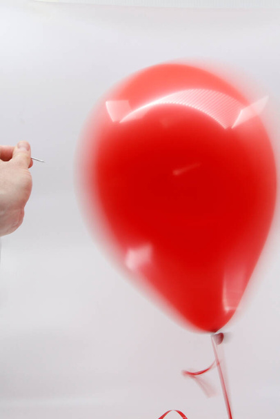Agulha perto de um balão vermelho - Foto, Imagem