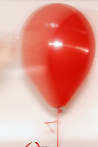 Kırmızı balona yakın iğne - Fotoğraf, Görsel