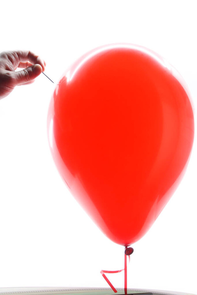 Βελόνα κοντά σε ένα κόκκινο μπαλόνι - Φωτογραφία, εικόνα