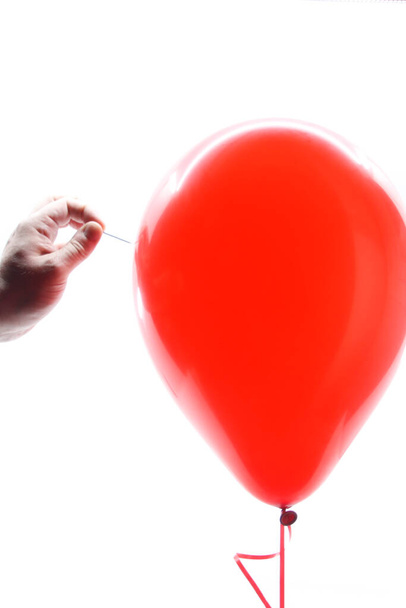 Kırmızı balona yakın iğne - Fotoğraf, Görsel