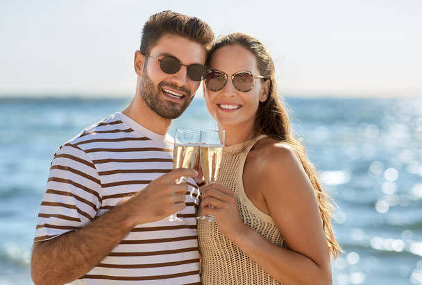 happy couple drinking champagne on summer beach - Φωτογραφία, εικόνα