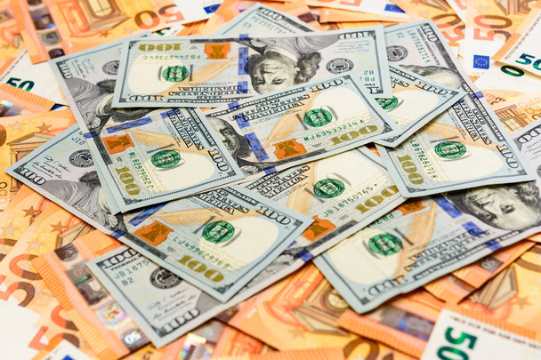 Muchos dólares y euros, textura del dinero, la ventaja del euro sobre el dólar. nuevo - Foto, Imagen
