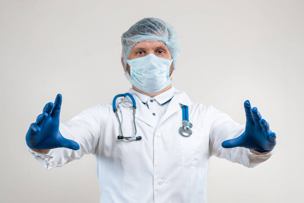 Arzthände in blauen Handschuhen in Nahaufnahme, Medizin, Untersuchung. - Foto, Bild