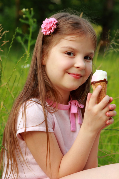 Little girl  with ice cream - Photo, image