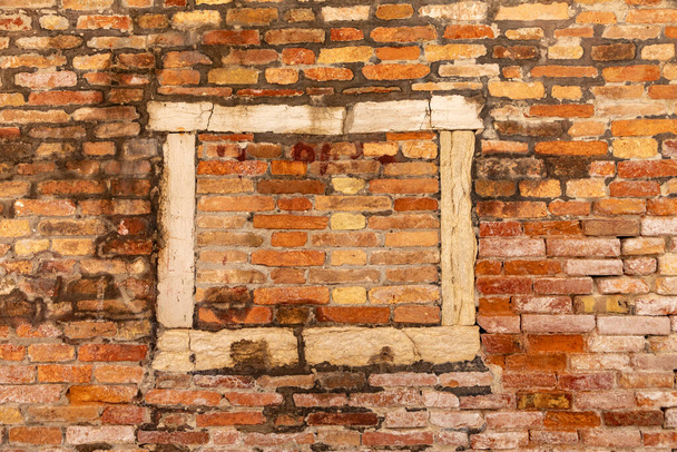 stare ramy okienne w Wenecji z cegły kamienie wypełniające ramę w zabytkowej ścianie domu w Wenecji - Zdjęcie, obraz