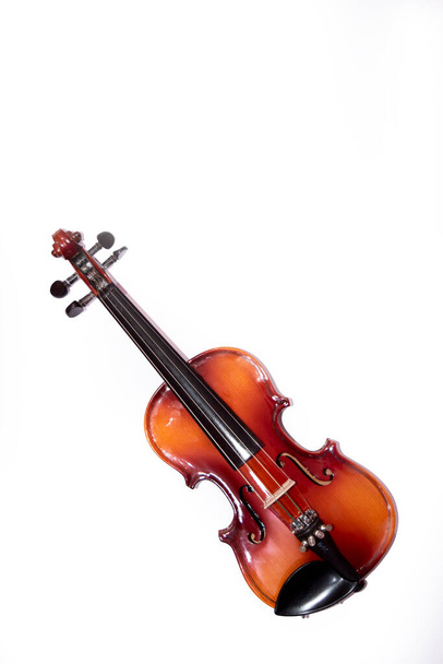 Vista frontal do violino com vara de violino isolada sobre fundo branco - Foto, Imagem
