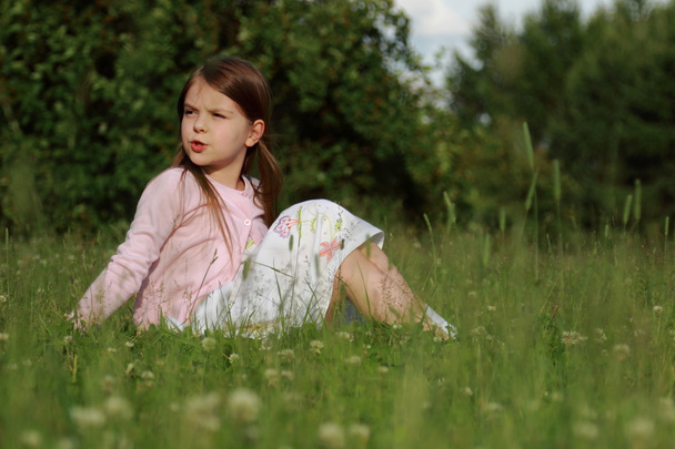 Little girl on green grass - Φωτογραφία, εικόνα