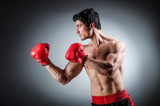 Lihaksikas nyrkkeilijä langallinen punainen käsineet - Valokuva, kuva