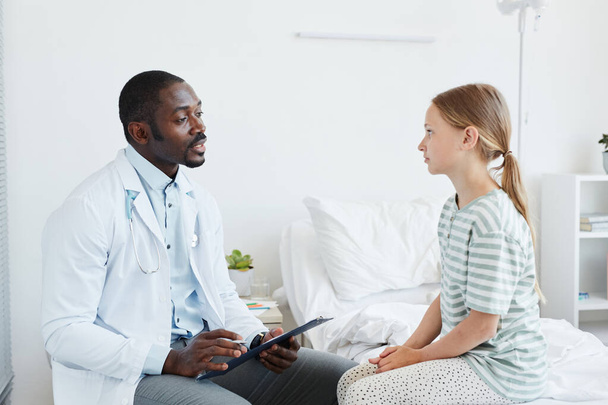 Doctor Talking to Teenager in Hospital - Fotoğraf, Görsel