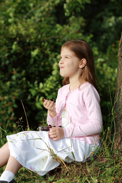 Little girl eating cherries - Fotografie, Obrázek