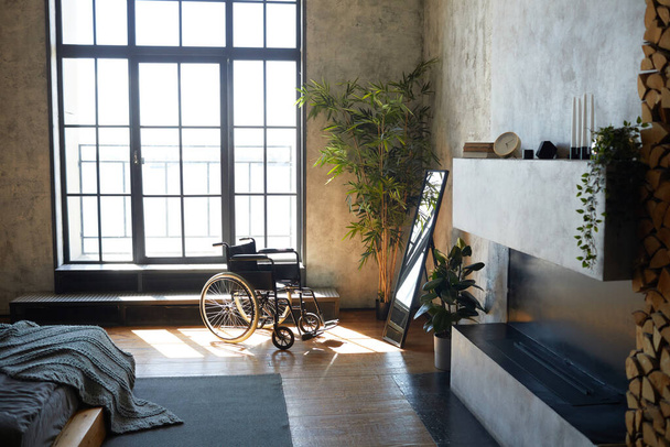 Silla de ruedas en el interior del hogar moderno - Foto, imagen