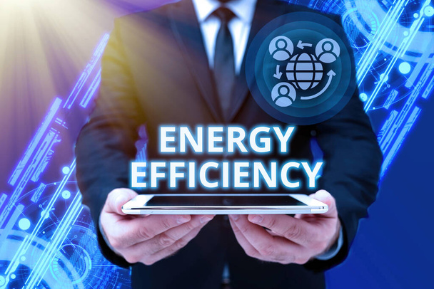 Energiahatékonyságot mutató szöveges jel. Internet Concept csökkenti a termék biztosításához szükséges energia mennyiségét Man In Office egységes Holding Tablet Megjelenítve az új modern technológia. - Fotó, kép