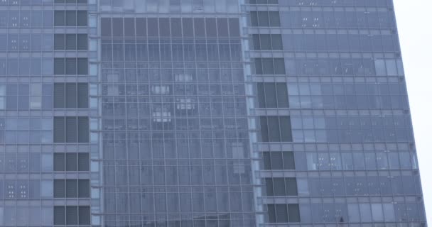 Ascensor móvil dentro del edificio en la ciudad de negocios - Metraje, vídeo