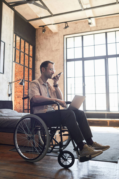 Moderne man met een handicap Werken vanuit huis - Foto, afbeelding
