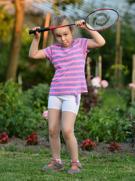 Nettes kleines Mädchen spielt Badminton - Foto, Bild