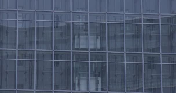 Ascensor en movimiento dentro del edificio en la ciudad de negocios seguimiento de disparo - Metraje, vídeo